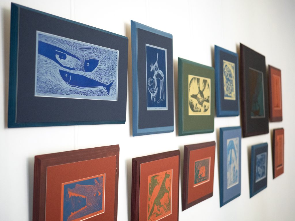 Latvijas Finieris lino raižiniai grafika ant medžio latviškos fanieros