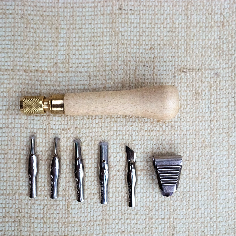 abig kaltukų rinkinys kartoninėje dėžutėje. medinė tvirto laikymo rankena