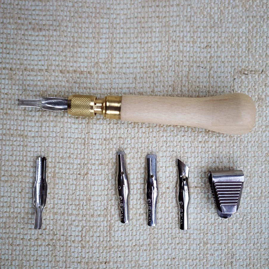 abig kaltukų rinkinys kartoninėje dėžutėje. medinė tvirto laikymo rankena