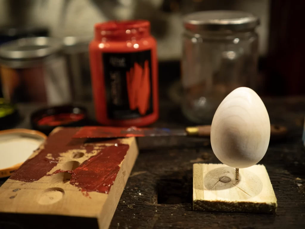 velykiniai kiaušiniai interjero detalė dekoracija medinis kiaušinis spalvotas