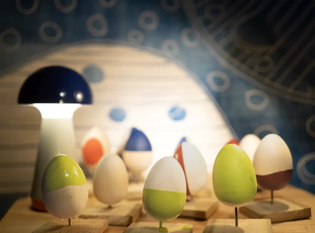 velykiniai kiaušiniai interjero detalė dekoracija medinis kiaušinis spalvotas