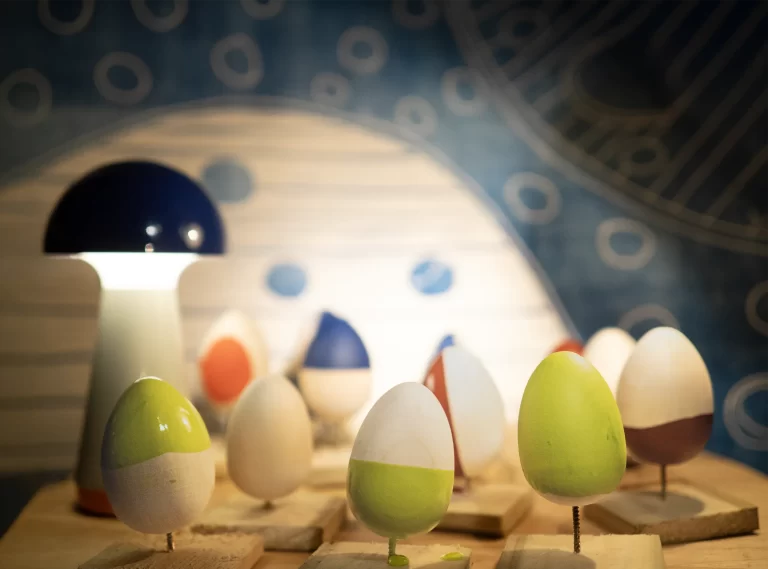velykiniai kiaušiniai interjero detalė dekoracija medinis kiaušinis spalvotas